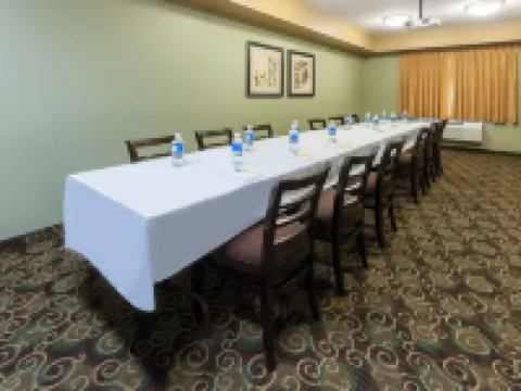 薩斯喀徹温堡速8酒店 薩斯喀徹温堡酒店