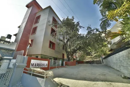 Hotel Marigold with Swimming Pool by SAH Отели рядом с достопримечательностью «Guru Sikhar»