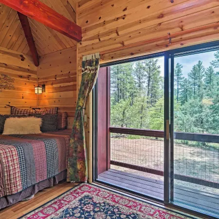 Furnished Deck: Romantic Strawberry/Pine Studio!