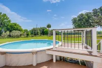 Sleep with Sloths and Lemurs! Modern Webster Home - Swimmingpools