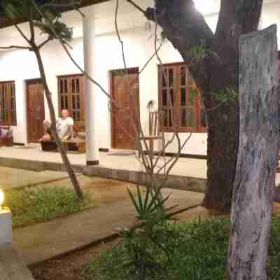Hangloose Arugambay Hotel Exterior