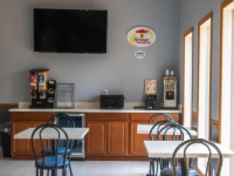 Super 8 by Wyndham Mountain Home Hotels in Baxter County