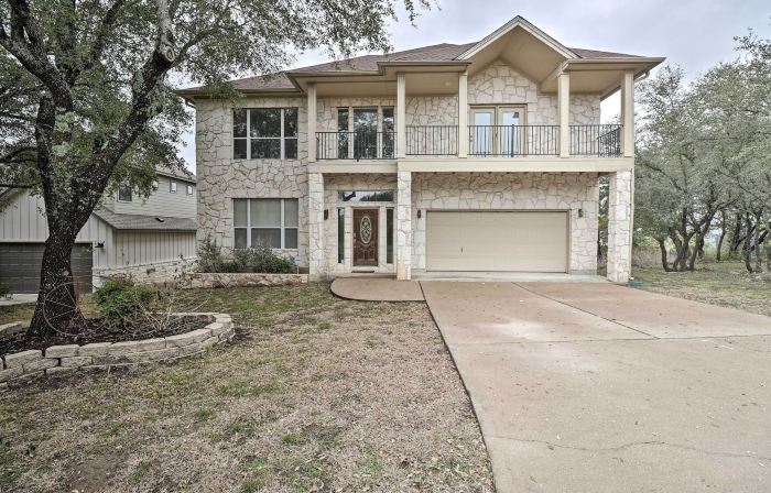 Airy Villa in Austin w/ Badminton/Volleyball Court
