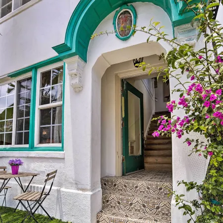 Charming Renovated Avalon Townhome, Walk to Beach!