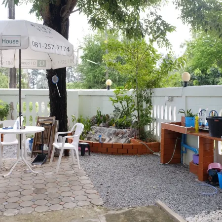 Chomlay Restaurant & Room for Rent Отели рядом с достопримечательностью «Банпхе»