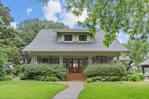 Lakeside Retreat with Spacious Living and Cozy Nook - Charming Cottage Hotels in Shoreview