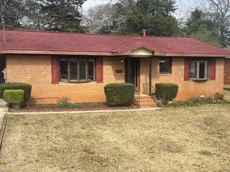 Charming 2-bedroom house in Warner Robins with WiFi and AC