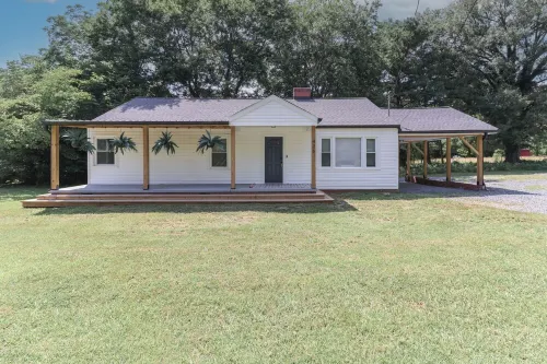 Lake Tillery 7 Minutes to Marina! Sleeps 8, Large Deck with WiFi and AC