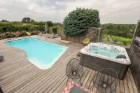 200 meters from the Cité, luxury 2jacuzzis villa and heated swimming pool