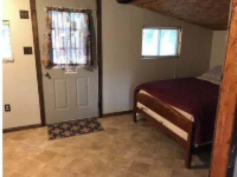 Little White Cabin by the river, fishing trails, kayaking, near State Park lake