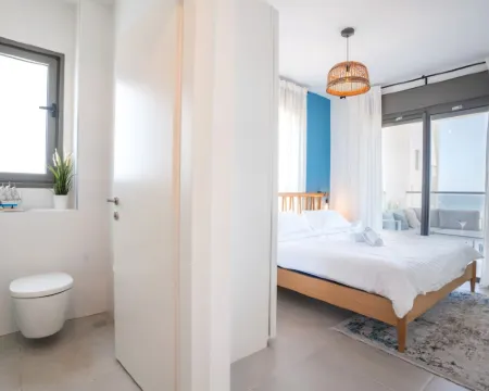 Stylish Seaside Escape with Balcony Hoteles en Sub-distrito de Acre