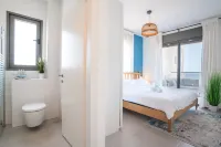 Stylish Seaside Escape with Balcony - Apartments