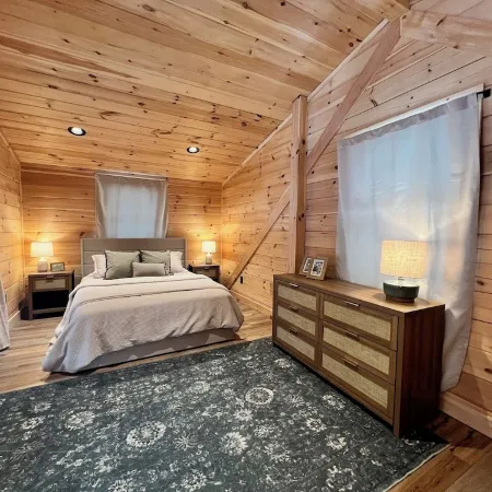 Modern & Cozy Lakefront Cabin: Rustic Charm and Serene views