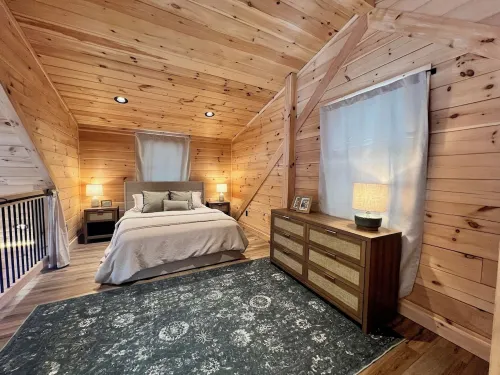 Modern & Cozy Lakefront Cabin: Rustic Charm and Serene views