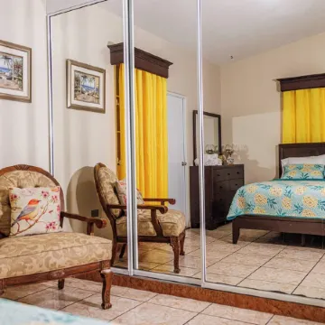 Spacious Family Retreat: Terrace, Inground Pool, Solar Power, Wi-fi, Pool Table