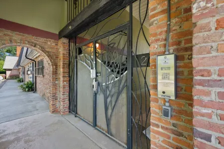 1st Floor Condo outdoor pool Отели рядом с достопримечательностью «Дарем Перформинг Артс Сентер»