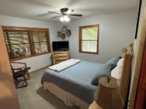 3 Bedroom, 2 Bath Secluded Old Forge Log Cabin Hotels in Webb