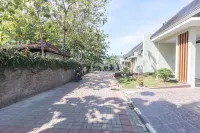 Mahayun Guest House Syariah Hotels in Jatikramat