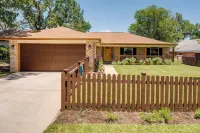 San Antonio Home w/ Private Hot Tub: Pet Friendly! - Country Houses