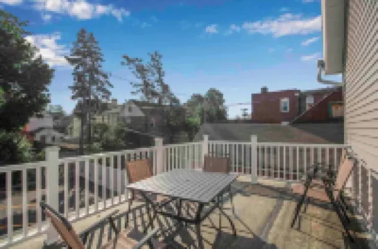 Spacious 6-bedroom house with WiFi, AC  and free Parking in brilliant Buffalo