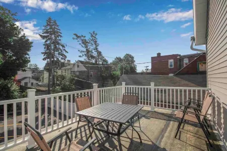 Spacious 6-bedroom house with WiFi, AC  and free Parking in brilliant Buffalo