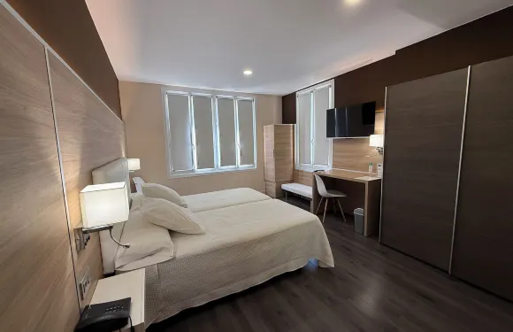 比利牛斯玫瑰酒店