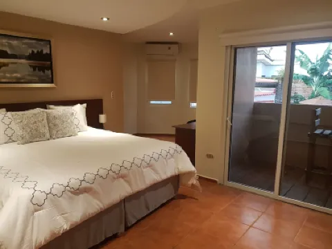 All Days Inn and Out Hotel a 