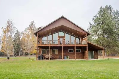 Flathead River Retreat For 15! Hotels near Glacier Park International Airport