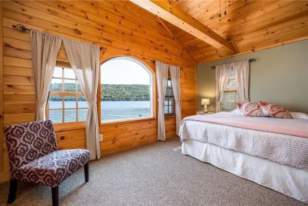 Keuka Waterfront 2-Bedroom Cottage with Wi-Fi and AC. Sleeps 6