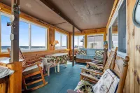 Beachfront Pet Friendly Sleeps 15 BBQ!