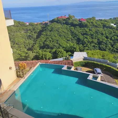 Unbelievable 3br Penthouse with amazing ocean views & private Rooftop patio