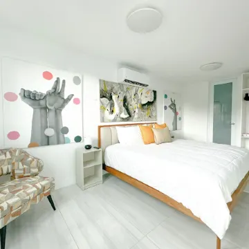 New Boutique House with Pool near the Beach