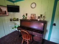 Old Fashioned 1930s Country Cottage Retreat in Plantersville - Near TX Ren Fest Hotels in Grimes County