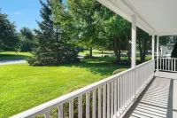 Near Newport, Beaches & Golf: Spacious Getaway