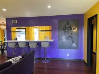 The Purple & Gold House *Near Disneyland, Beaches & Knotts