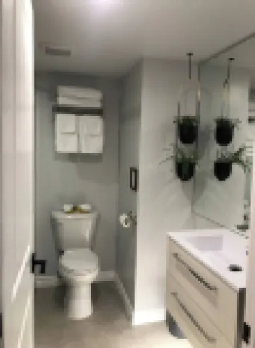 Modern Rustic Charm Apartment. Quiet setting. Only a 4 minute drive to downtown!