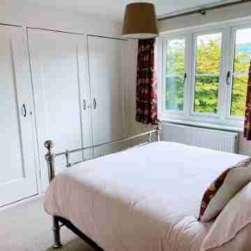 Newly renovated cottage & great location! Space for 10 Rooms