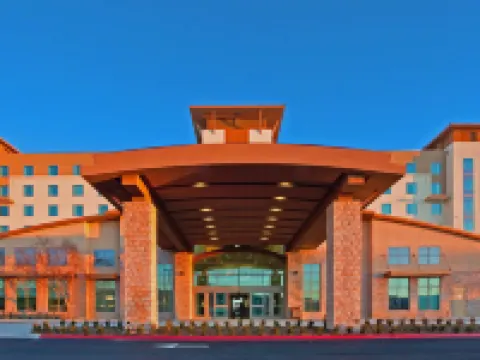 เอ็มบาสซีสวีทส์ ปาล์มเดล โรงแรมในปาล์มเดล