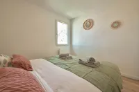 Apartment, terrace, pool, Netflix and WIFI Hotels in Gaillac