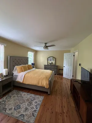 Charming 2 levels guest unit in a house in amazing lake ridge area. Hotels in Lake Ridge