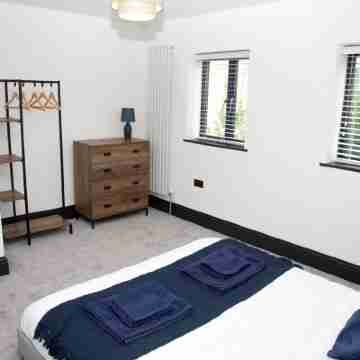 Luxury home from home, free parking, walk into Bath Rooms