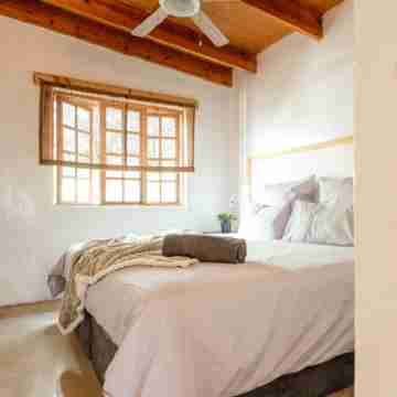 Romantic Stone Cottage overlooking the mountains. Rooms