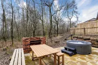 Ashenhurst; woodland lodge for 4 with hot tub, BBQ, near Alton Towers.