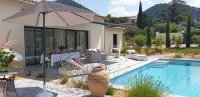 Villa Provençale Contemporaine Avec spa Hotels in Seguret