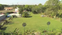 5BR Mulberry Farm with private pool, Open-Air Jacuzzi and Eco-friend Practices فنادق في Mewat