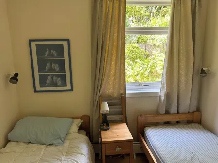 Family Cottage by the Crinan Canal, handy for whisky, golf and standing stones. Отели в г. Ардришейг