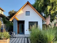 Modern guest house in the vibrant Sabin neighborhood