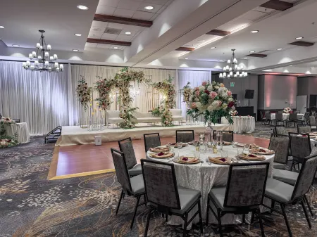 Hilton Sacramento Arden West Отели в г. Мак-Клеллан Парк