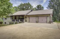 Secluded Wautoma Home w/ Fire Pit! - parking