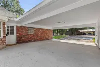 Stay Local Fantastic 4 Bedroom Near the Rez Sleeps 16